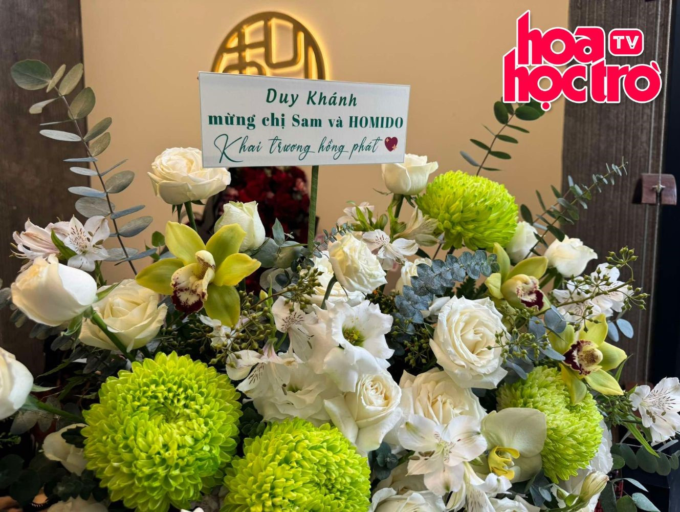 Duy Khánh gửi đến đàn chị giỏ hoa tươi thắm.