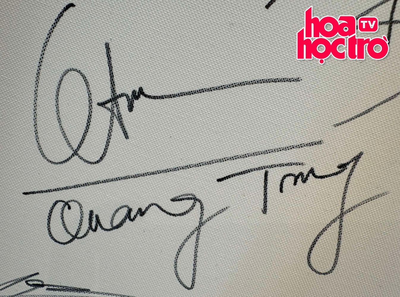 Chữ ký của &quot;Anh Trai&quot; Quang Trung có vẻ khá đơn giản. Chắc hẳn đây là sự kết hợp của chữ cái đầu &quot;Q&quot; và tinh giản chữ &quot;Trung&quot;.