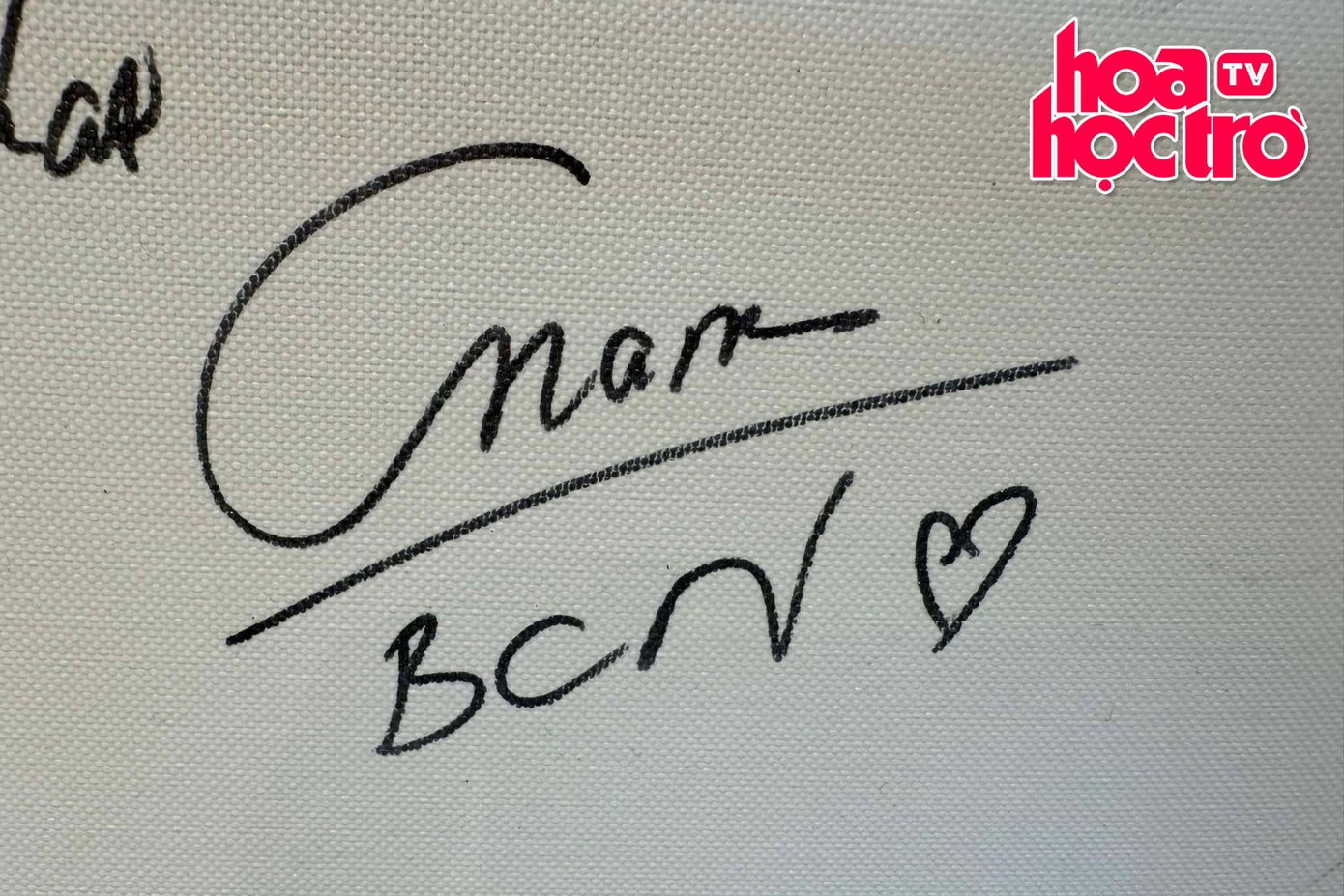 Chữ ký của Bùi Công Nam trông thật đơn giản, nét nào ra nét nấy. Như thế này thì fan chỉ cần nhìn chữ ký là biết ngay tên idol.
