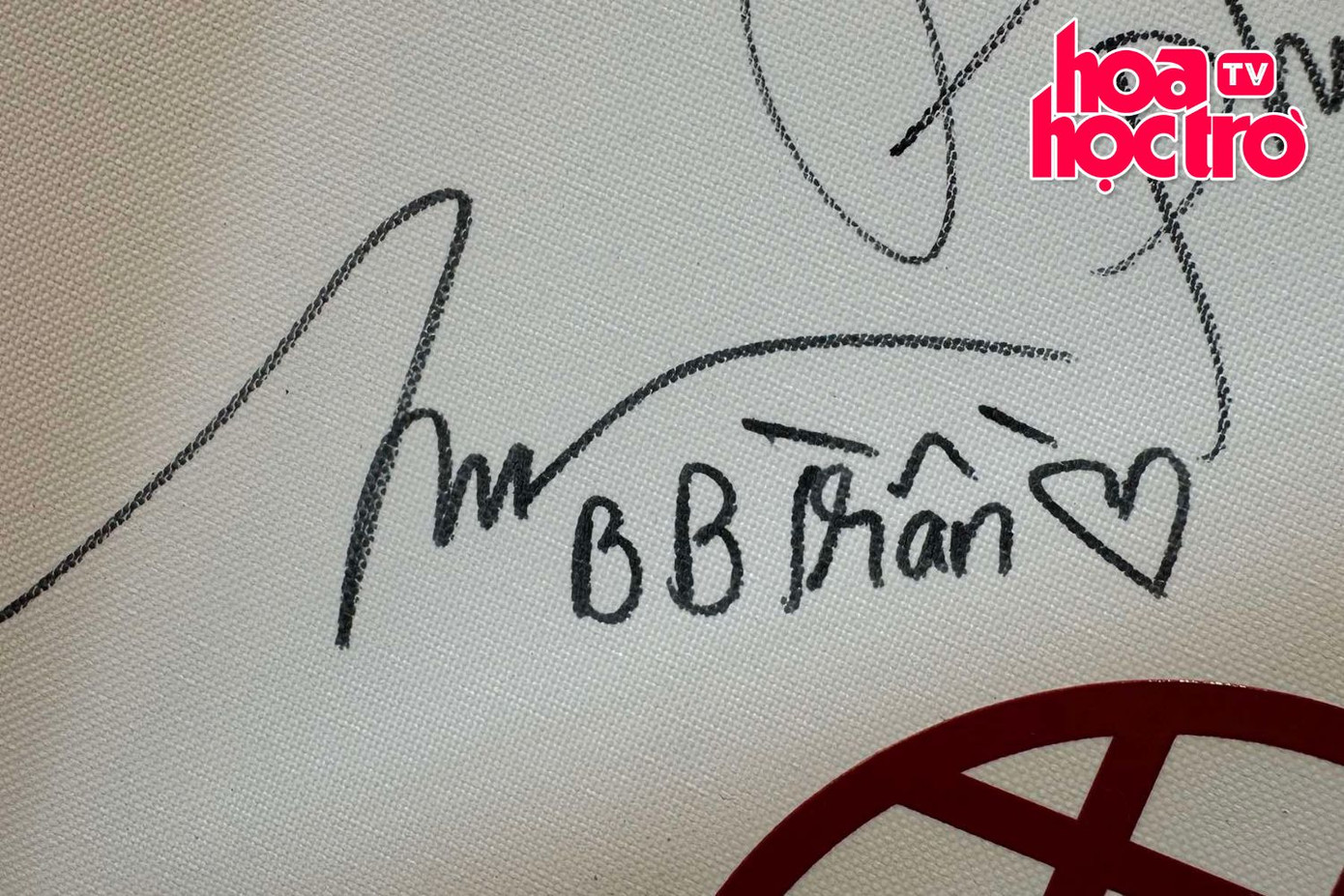 Chữ ký này liệu có liên quan gì đến các chữ cái trong tên của BB Trần, là &quot;thái tử&quot; chăng?