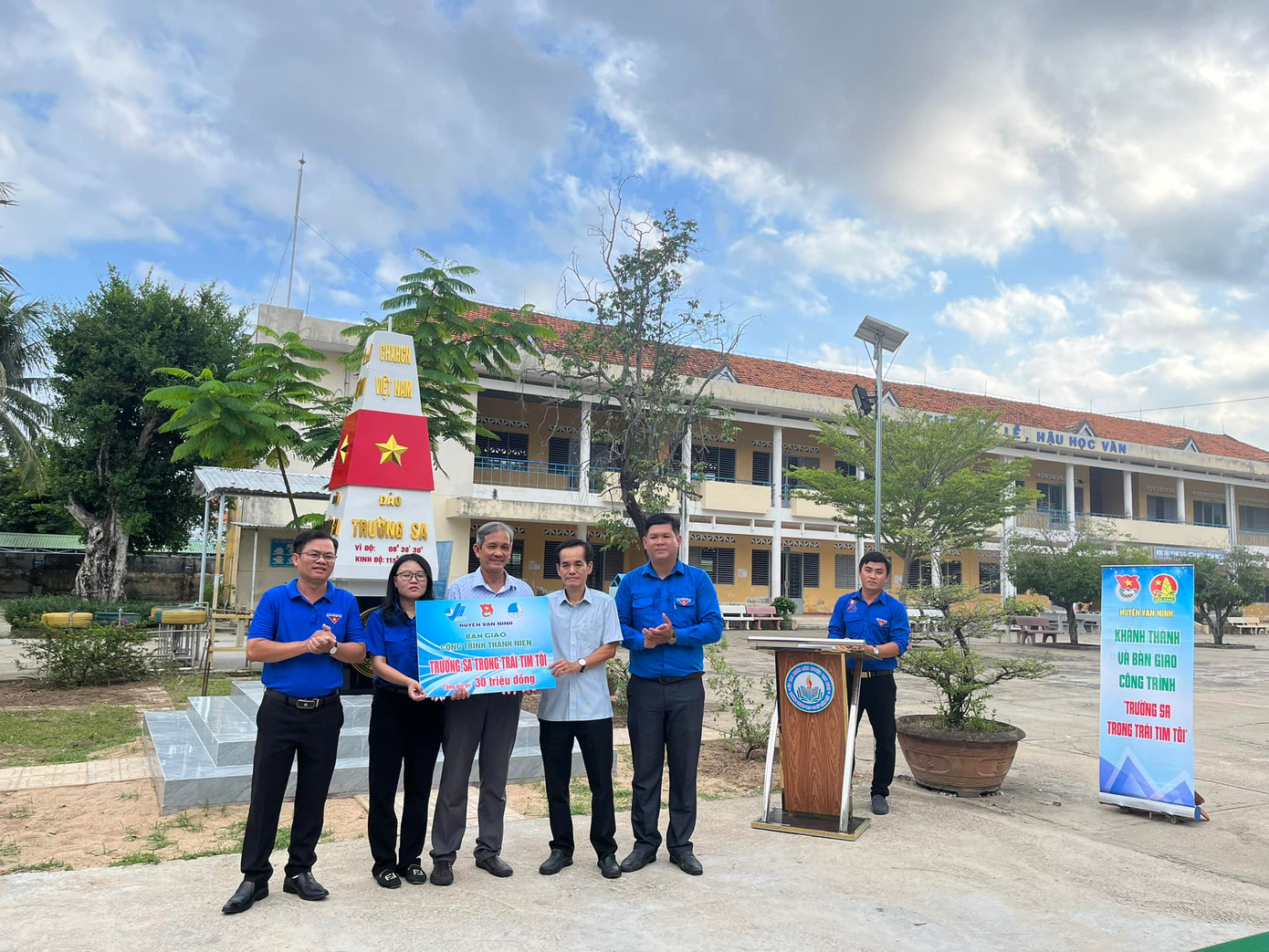 Các đồng chí đại diện Huyện đoàn thực hiện bàn giao công trình thanh niên cho Trường THCS Trần Phú. Ảnh: Huyện Đoàn Vạn Ninh