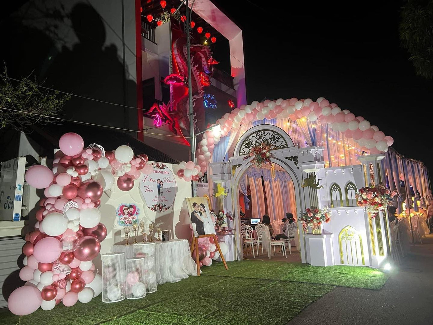 Không gian đám cưới được thiết kế đơn giản.