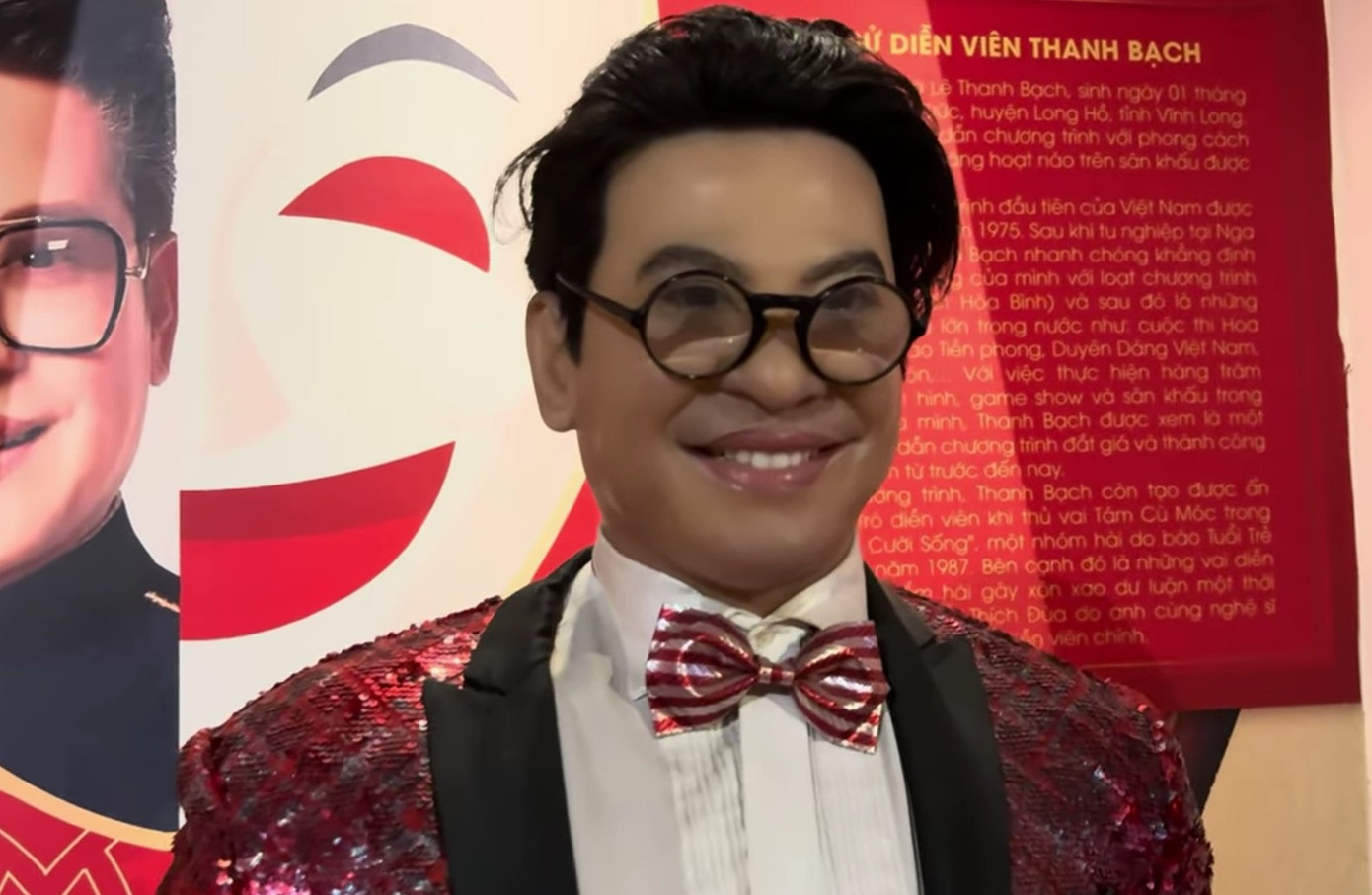 MC Thanh Bạch xuất hiện với "giao diện" mắt kính tròn và bộ trang phục lấp lánh, đeo nơ đã quen với đông đảo khán giả. MC Thanh Bạch xuất hiện với "giao diện" mắt kính tròn và bộ trang phục lấp lánh, đeo nơ đã quen với đông đảo khán giả.