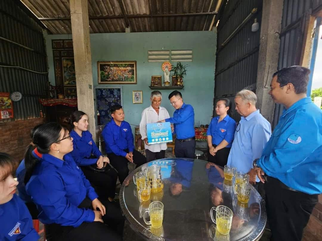 Những nỗ lực chung tay đồng hành của tuổi trẻ Cần Đước trong việc thực hiện chế độ, chính sách đối với cựu thanh niên xung phong sẽ tiếp thêm nguồn động viên, hỗ trợ các gia đình cựu thanh niên xung phong. Ảnh: Tuổi Trẻ Tân Lân Những nỗ lực chung tay đồng hành của tuổi trẻ Cần Đước trong việc thực hiện chế độ, chính sách đối với cựu thanh niên xung phong sẽ tiếp thêm nguồn động viên, hỗ trợ các gia đình cựu thanh niên xung phong. Ảnh: Tuổi Trẻ Tân Lân