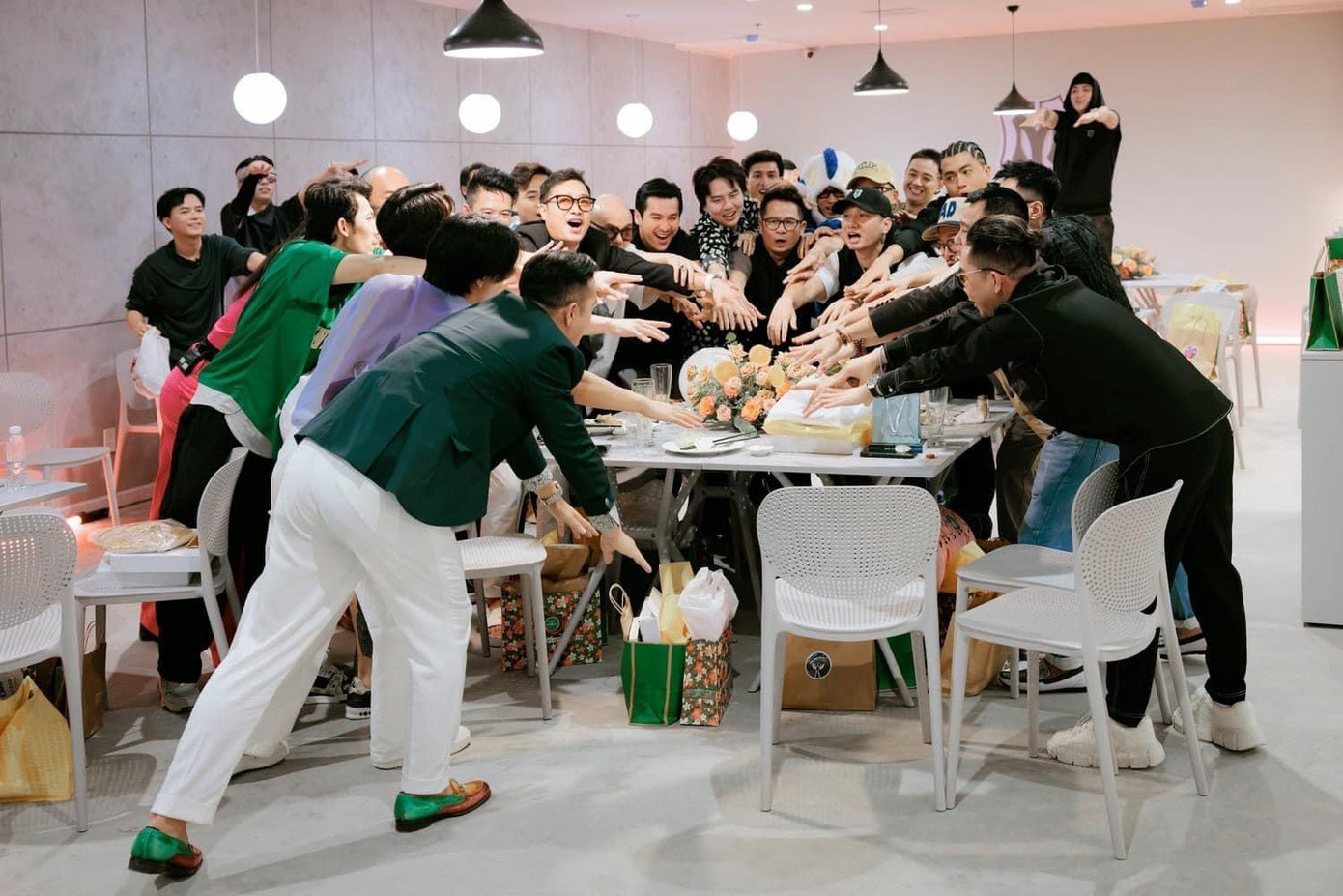 Sau màn chào sân, dàn 33 "anh tài" chuẩn bị chinh chiến tại vòng "sống còn". Sau màn chào sân, dàn 33 "anh tài" chuẩn bị chinh chiến tại vòng "sống còn".