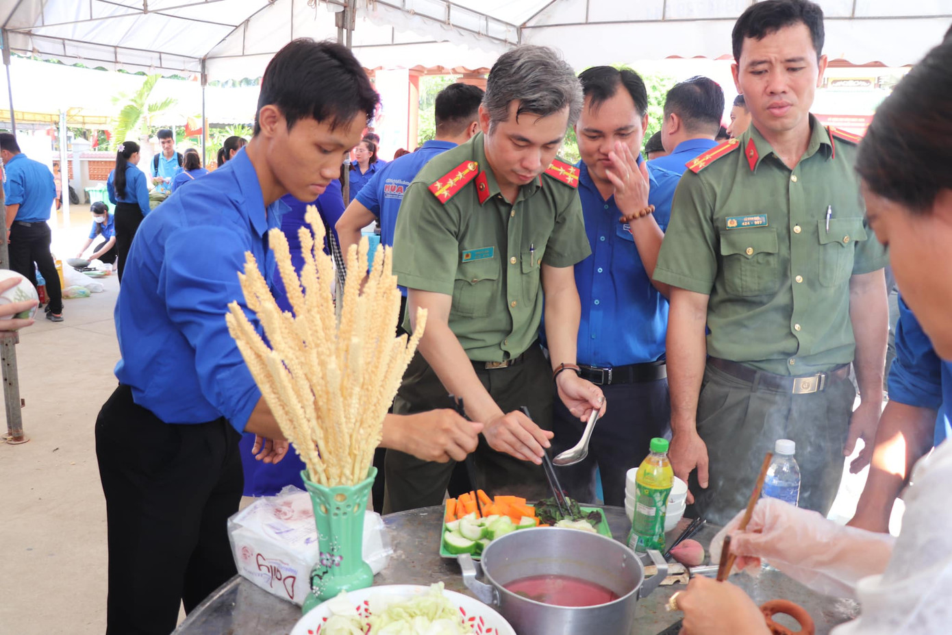 Cuộc thi ẩm thực - Thanh niên với đặc sản xứ dừa đã đem đến những món ăn tuy dân dã nhưng đầy màu sắc và hương vị của người dân vùng Đồng bằng sông Cửu Long. Ảnh: Tuổi Trẻ Bến Tre Cuộc thi ẩm thực - Thanh niên với đặc sản xứ dừa đã đem đến những món ăn tuy dân dã nhưng đầy màu sắc và hương vị của người dân vùng Đồng bằng sông Cửu Long. Ảnh: Tuổi Trẻ Bến Tre