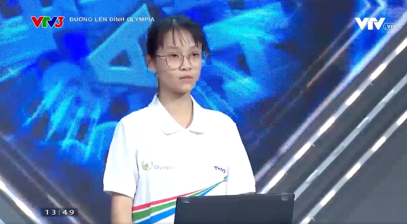 Phong thái đầy tự tin của nữ sinh khi trả lời câu hỏi phụ đầu tiên. Phong thái đầy tự tin của nữ sinh khi trả lời câu hỏi phụ đầu tiên.