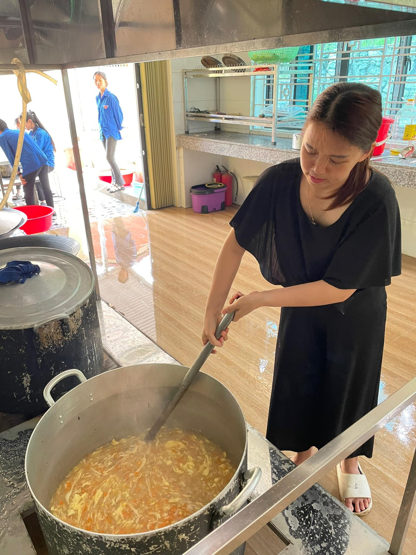 Bữa ăn là lời nhắn nhủ, động viên của toàn thể đoàn viên, giáo viên nhà trường dành cho các sĩ tử. Ảnh: Đoàn trường THCS và THPT Huyện Bát Xát