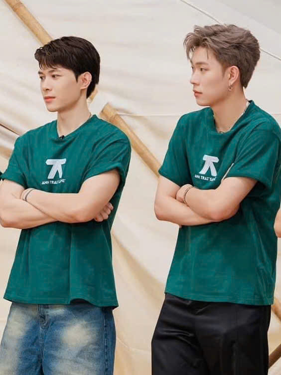 Sau khi đồng hành với Anh Tú Atus trong live stage 4, Dương Domic trở nên khẩu khí hơn hẳn. Sau khi đồng hành với Anh Tú Atus trong live stage 4, Dương Domic trở nên khẩu khí hơn hẳn.