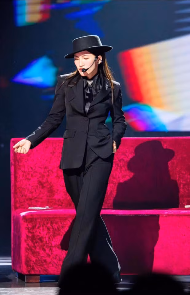 Netizen cho rằng chính sự dám thử thách, làm mới bản thân đã giúp Nguyên Hà ghi điểm.