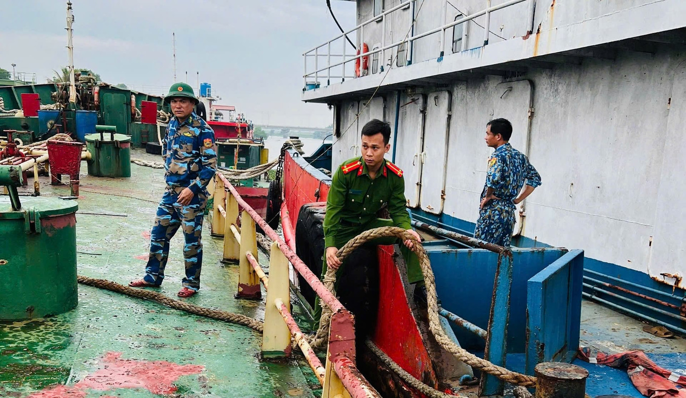 Chiến sĩ Công an và Bộ đội Hải quân tham gia hỗ trợ neo đậu tàu thuyền. Ảnh: Tuổi trẻ Công an Thái Bình