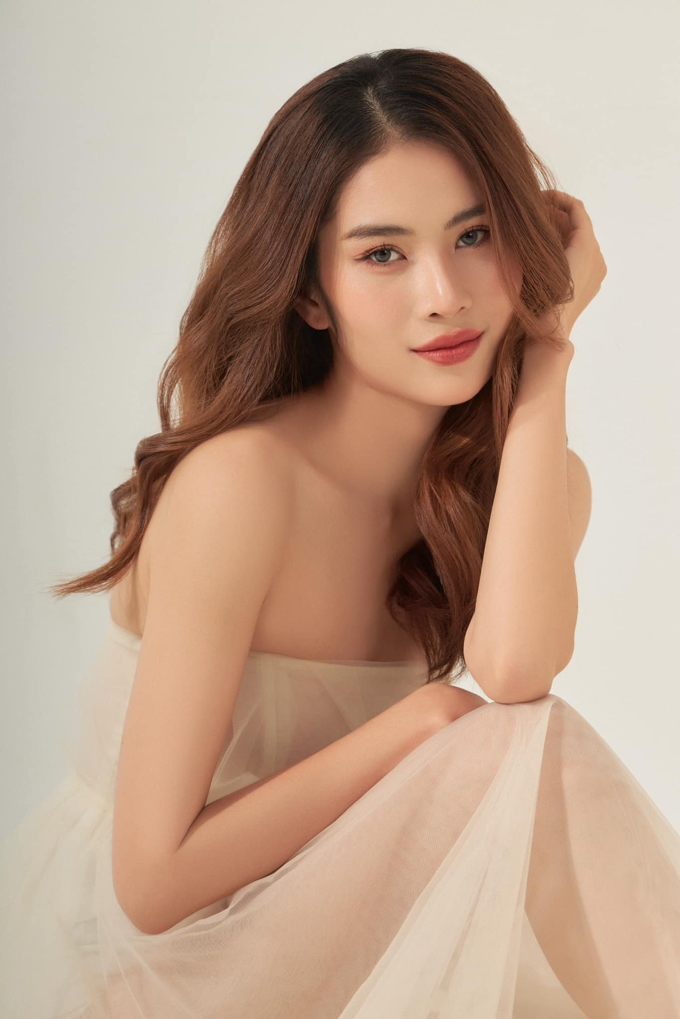 Trước khi debut làm ca sĩ, Nam Anh đã có thời gian dài hoạt động nghệ thuật với vai trò người mẫu, diễn viên và thử sức 2 lần tại Miss Universe Vietnam. Trước khi debut làm ca sĩ, Nam Anh đã có thời gian dài hoạt động nghệ thuật với vai trò người mẫu, diễn viên và thử sức 2 lần tại Miss Universe Vietnam.