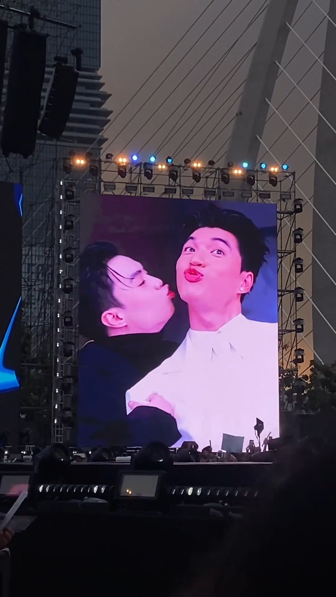 Hành động của HIEUTHUHAI và &quot;nội tâm&quot; của anh ấy khiến fan ghen tị.