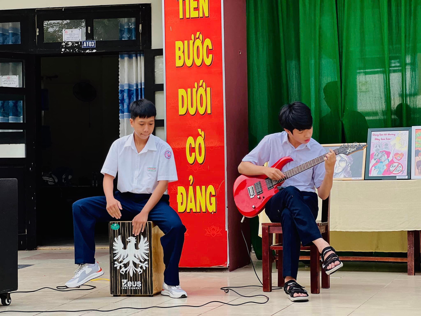 Trường đã phát hiện nhiều tài năng âm nhạc "không phải dạng vừa". Ảnh: Fanpage Đoàn trường THPT chuyên Nguyễn Bỉnh Khiêm - Quảng Nam Trường đã phát hiện nhiều tài năng âm nhạc "không phải dạng vừa". Ảnh: Fanpage Đoàn trường THPT chuyên Nguyễn Bỉnh Khiêm - Quảng Nam