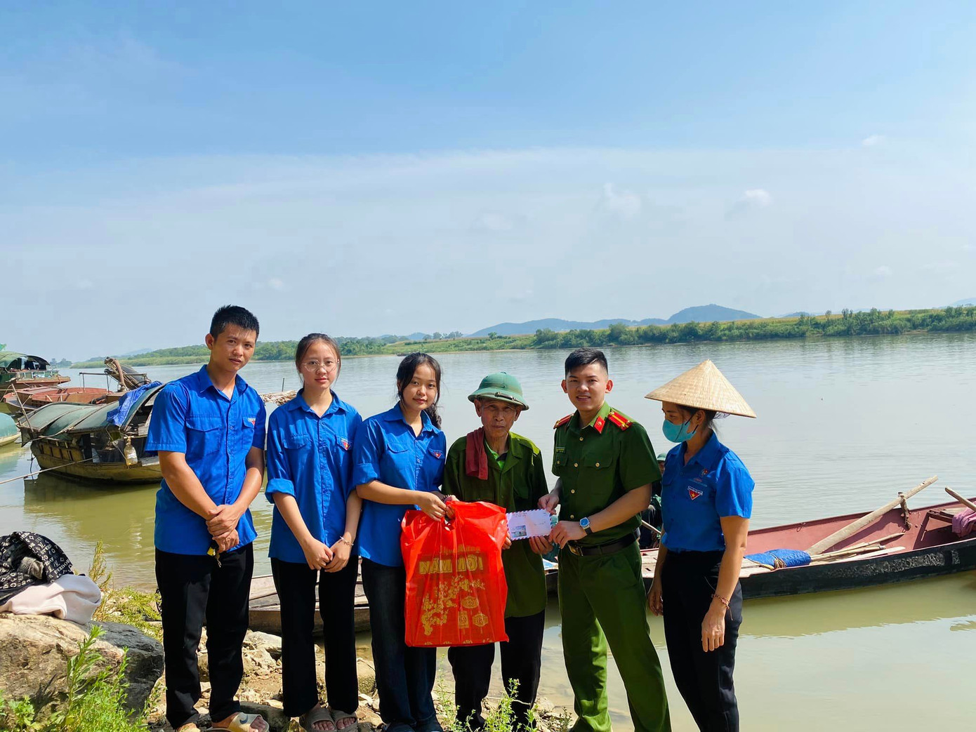 Đoàn xã còn thực hiện thăm hỏi và trao quà cho gia đình anh Trần Văn Thìn, hiện đang sinh sống và mưu sinh trên sông nước. Ảnh: Đoàn Xã Thanh Giang Đoàn xã còn thực hiện thăm hỏi và trao quà cho gia đình anh Trần Văn Thìn, hiện đang sinh sống và mưu sinh trên sông nước. Ảnh: Đoàn Xã Thanh Giang