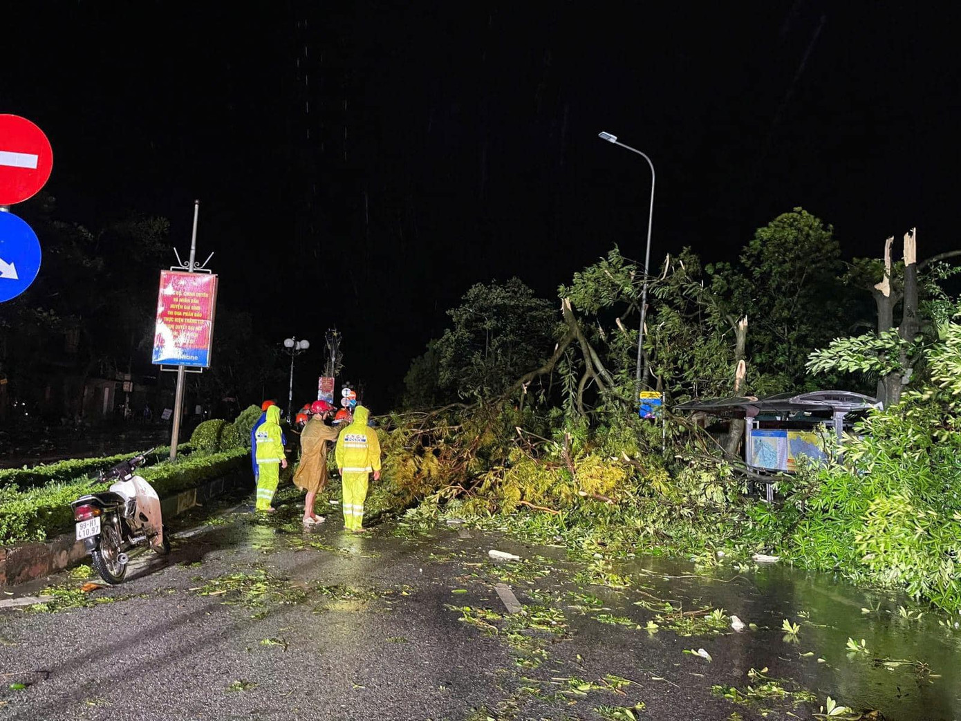 Các chiến sĩ hoạt động xuyên đêm để xử lý cây đổ. Ảnh: Đoàn Thanh niên Công an Bắc Ninh