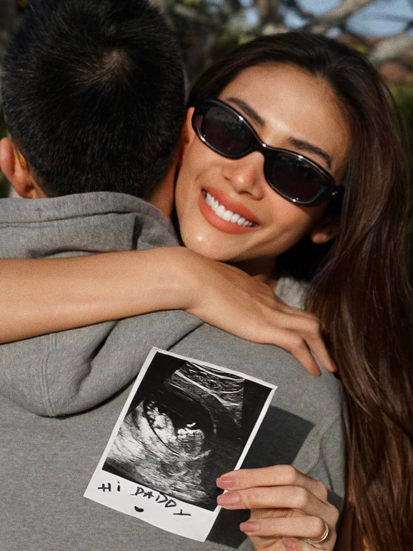 Vừa làm "vợ người ta", Võ Hoàng Yến đã nhanh chóng lên chức làm mẹ bỉm sữa. Vừa làm "vợ người ta", Võ Hoàng Yến đã nhanh chóng lên chức làm mẹ bỉm sữa.