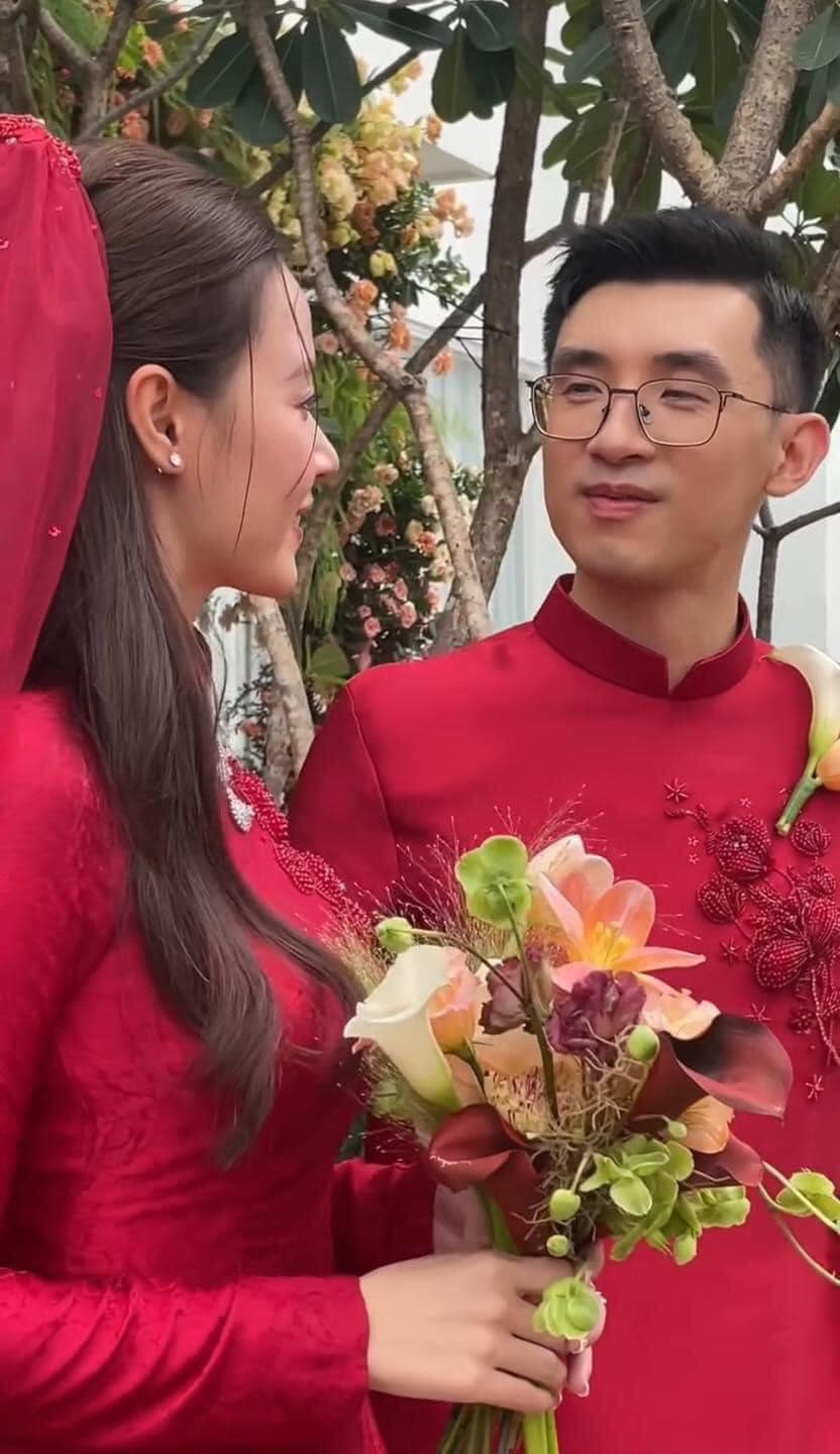 Bộ lễ phục của cô dâu chú rể sử dụng tông màu đỏ, điểm tô họa tiết nổi trên ngực.