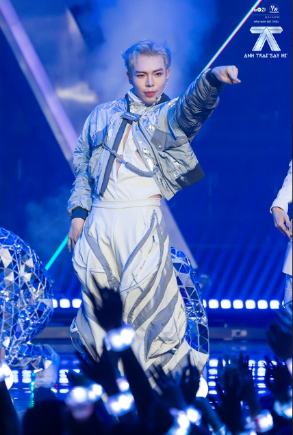 Erik cùng team trình diễn bản hit Alone.