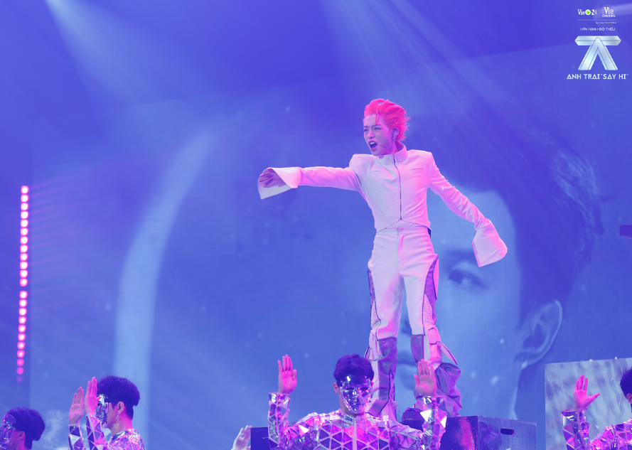 Team Đức Phúc, Anh Tú, Captain, Quân A.P cùng trình diễn ca khúc mới nhất của Alan Walker - Who I Am.