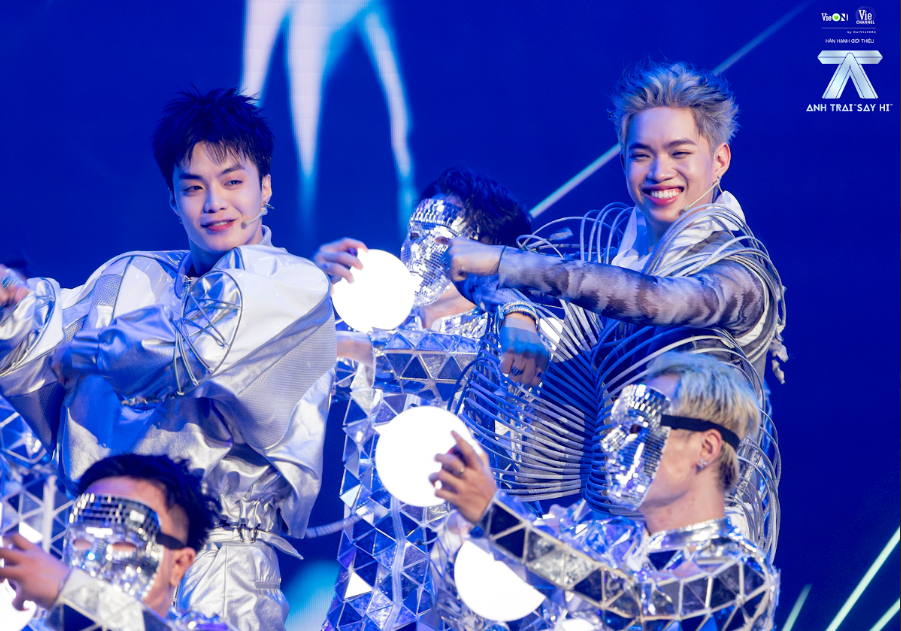 Team Quang Hùng MasterD lấp lánh với phong cách bạch kim.