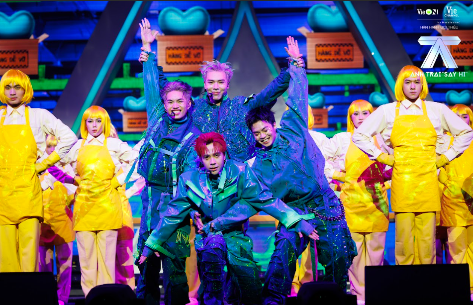 Erik tự hào chia sẻ về nhóm: "4 người 4 màu sắc khác nhau, nhưng khi đứng chung với nhau đã tạo nên một tiết mục độc đáo". Erik tự hào chia sẻ về nhóm: "4 người 4 màu sắc khác nhau, nhưng khi đứng chung với nhau đã tạo nên một tiết mục độc đáo".