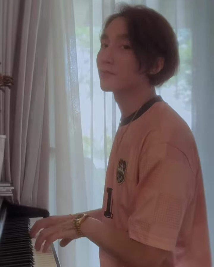 Sơn Tùng M-TP gửi một chút giai điệu từChúng Ta Của Tương Lai đến người hâm mộ.