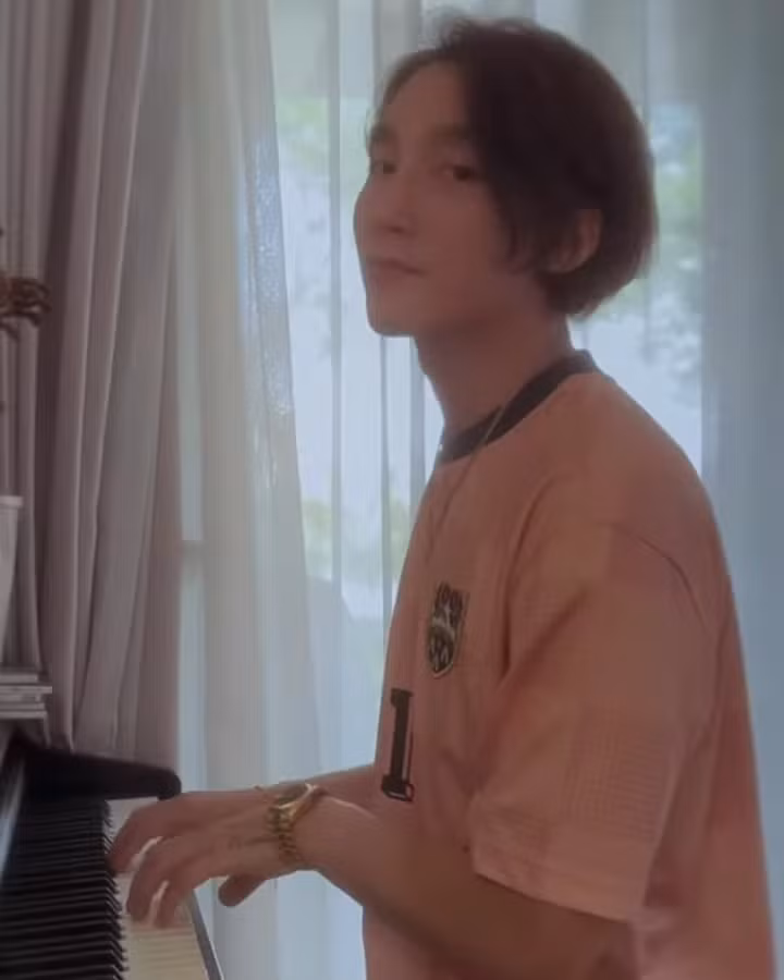 Sơn Tùng M-TP gửi một chút giai điệu từChúng Ta Của Tương Lai đến người hâm mộ.