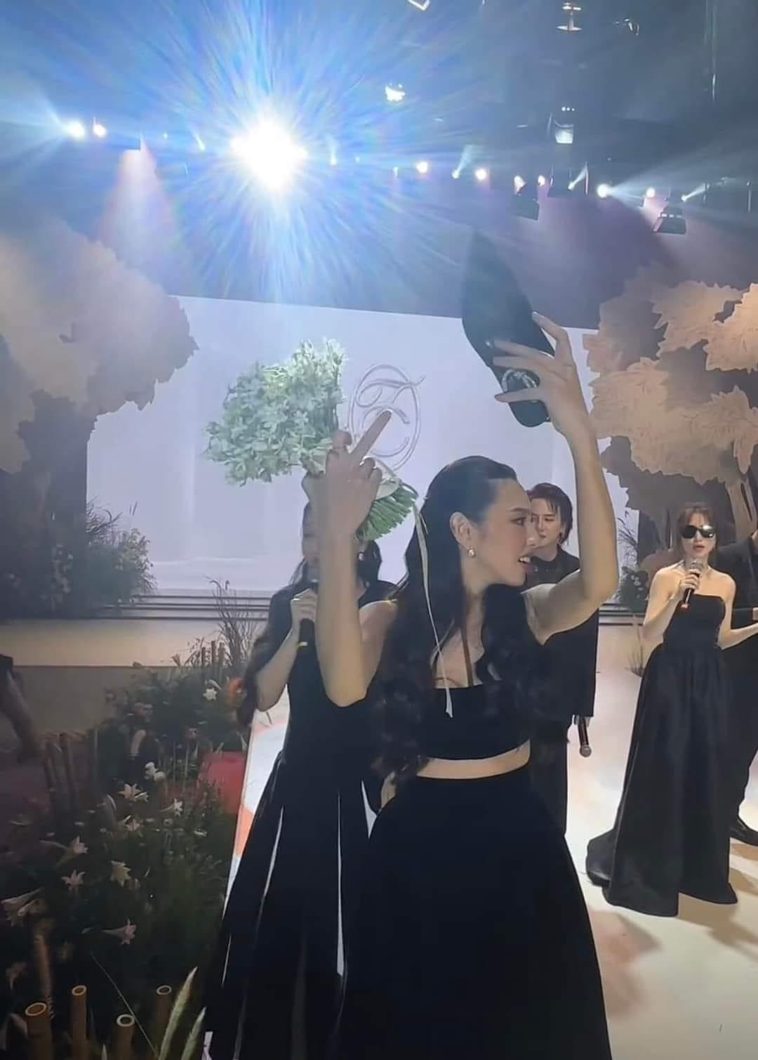 Những khoảnh khắc của Thùy Tiên và bó hoa cưới tại bữa tiệc khiến fan cười ngất. Những khoảnh khắc của Thùy Tiên và bó hoa cưới tại bữa tiệc khiến fan cười ngất.