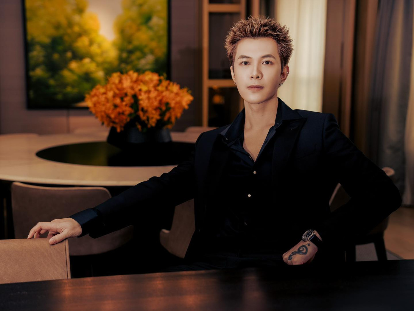 Anh Tú đang phải nuôi tóc dài để tạo kiểu giống Song Kang chiều ý bà xã. Anh Tú đang phải nuôi tóc dài để tạo kiểu giống Song Kang chiều ý bà xã.