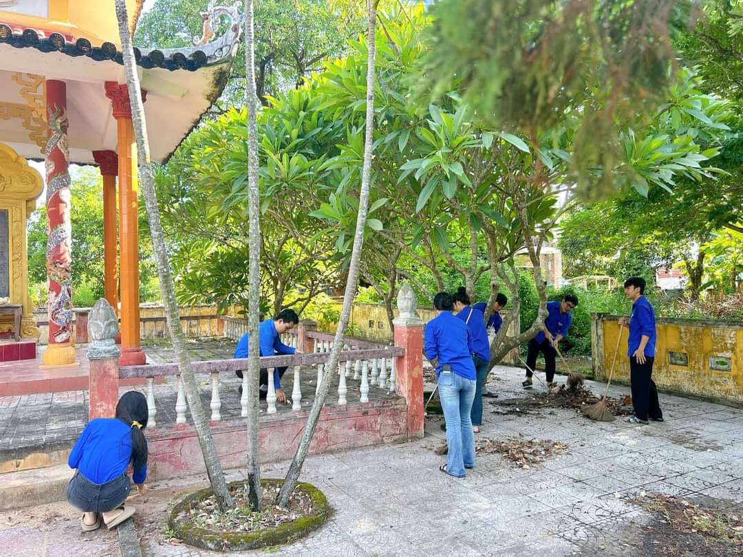 Đoàn viên thanh niên phường Đông Lương còn thăm viếng và dọn dẹp nghĩa trang liệt sĩ trên địa bàn để tỏ lòng thành kính biết ơn. Ảnh: Fanpage Thành Đoàn Đông Hà