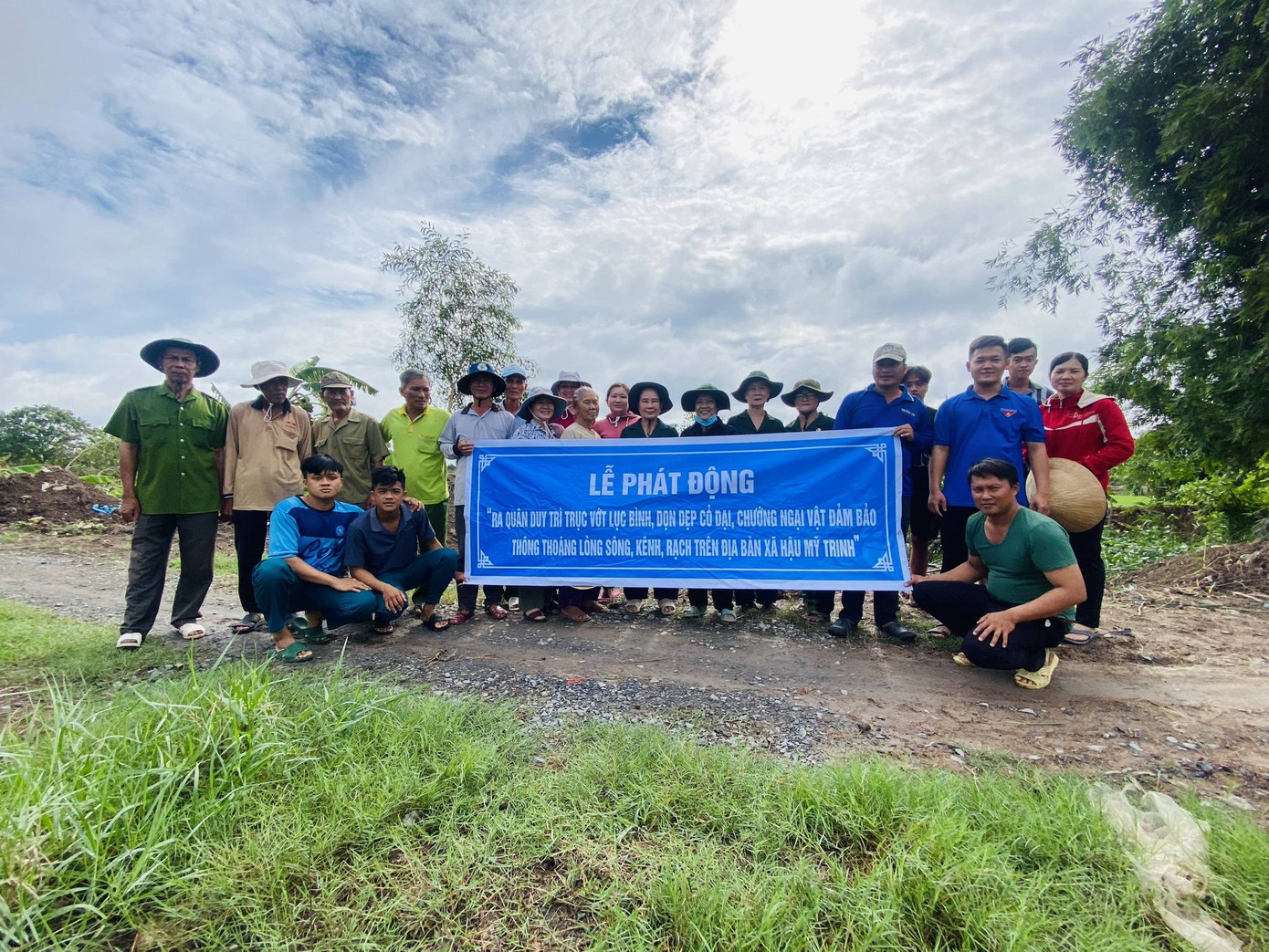 Ảnh: Đoàn thanh niên Hậu Mỹ Trinh Ảnh: Đoàn thanh niên Hậu Mỹ Trinh