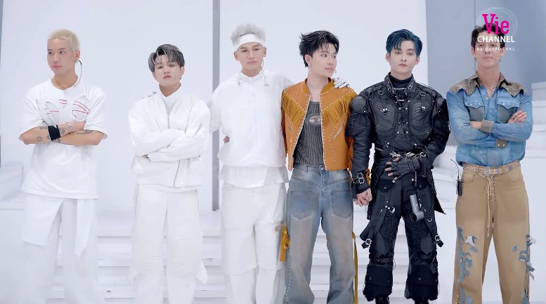 6 "anh trai" có điểm số thấp nhất theo bảng điểm xếp hạng cá nhân, trừ trường hợp Jsol - hạng 19 được team HURRYKNG cứu. 6 "anh trai" có điểm số thấp nhất theo bảng điểm xếp hạng cá nhân, trừ trường hợp Jsol - hạng 19 được team HURRYKNG cứu.