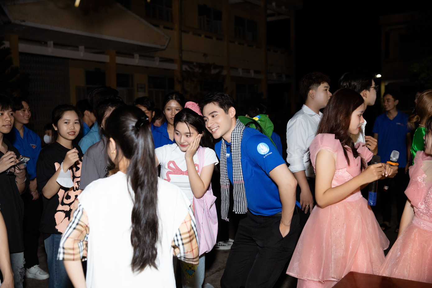 Các bạn sinh viên hào hứng lưu giữ kỷ niệm đặc biệt cùng hai Nam vương. Các bạn sinh viên hào hứng lưu giữ kỷ niệm đặc biệt cùng hai Nam vương.