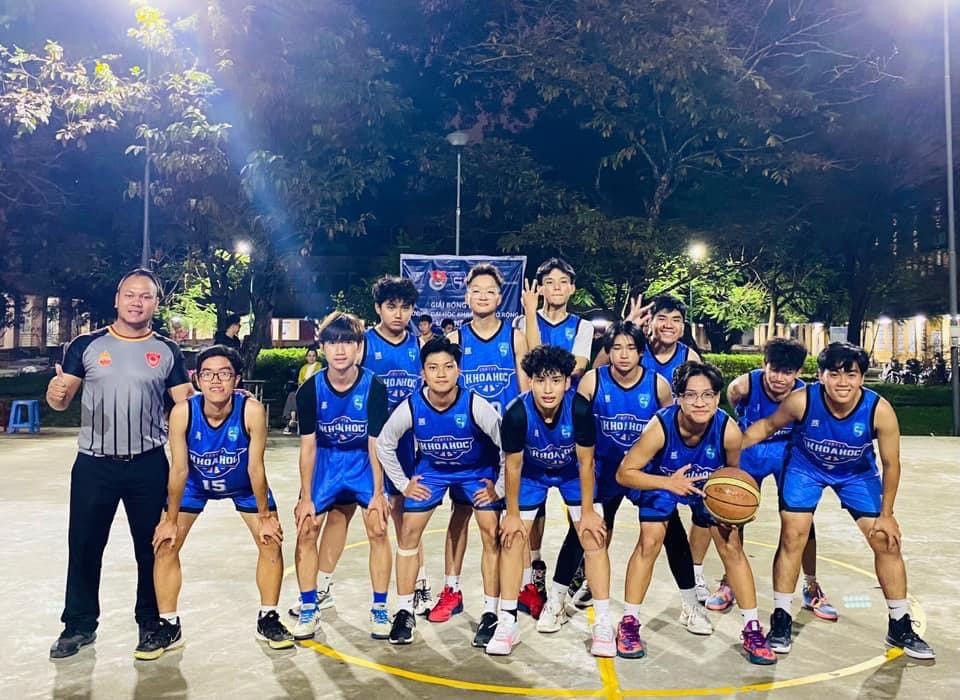 Tại đây, mỗi bộ môn bóng đá, cầu lông, bóng chuyền đều có cho riêng mình 1 CLB để các teen thoải mái lựa chọn. Ảnh: Fanpage trường THPT chuyên Khoa học Huế Tại đây, mỗi bộ môn bóng đá, cầu lông, bóng chuyền đều có cho riêng mình 1 CLB để các teen thoải mái lựa chọn. Ảnh: Fanpage trường THPT chuyên Khoa học Huế