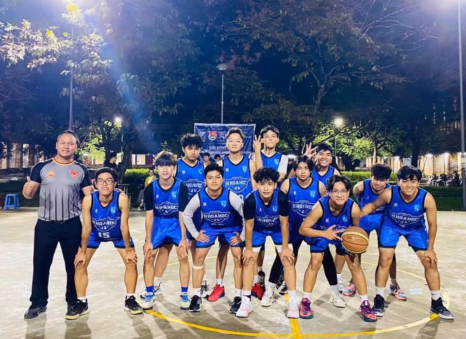 Tại đây, mỗi bộ môn bóng đá, cầu lông, bóng chuyền đều có cho riêng mình 1 CLB để các teen thoải mái lựa chọn. Ảnh: Fanpage trường THPT chuyên Khoa học Huế