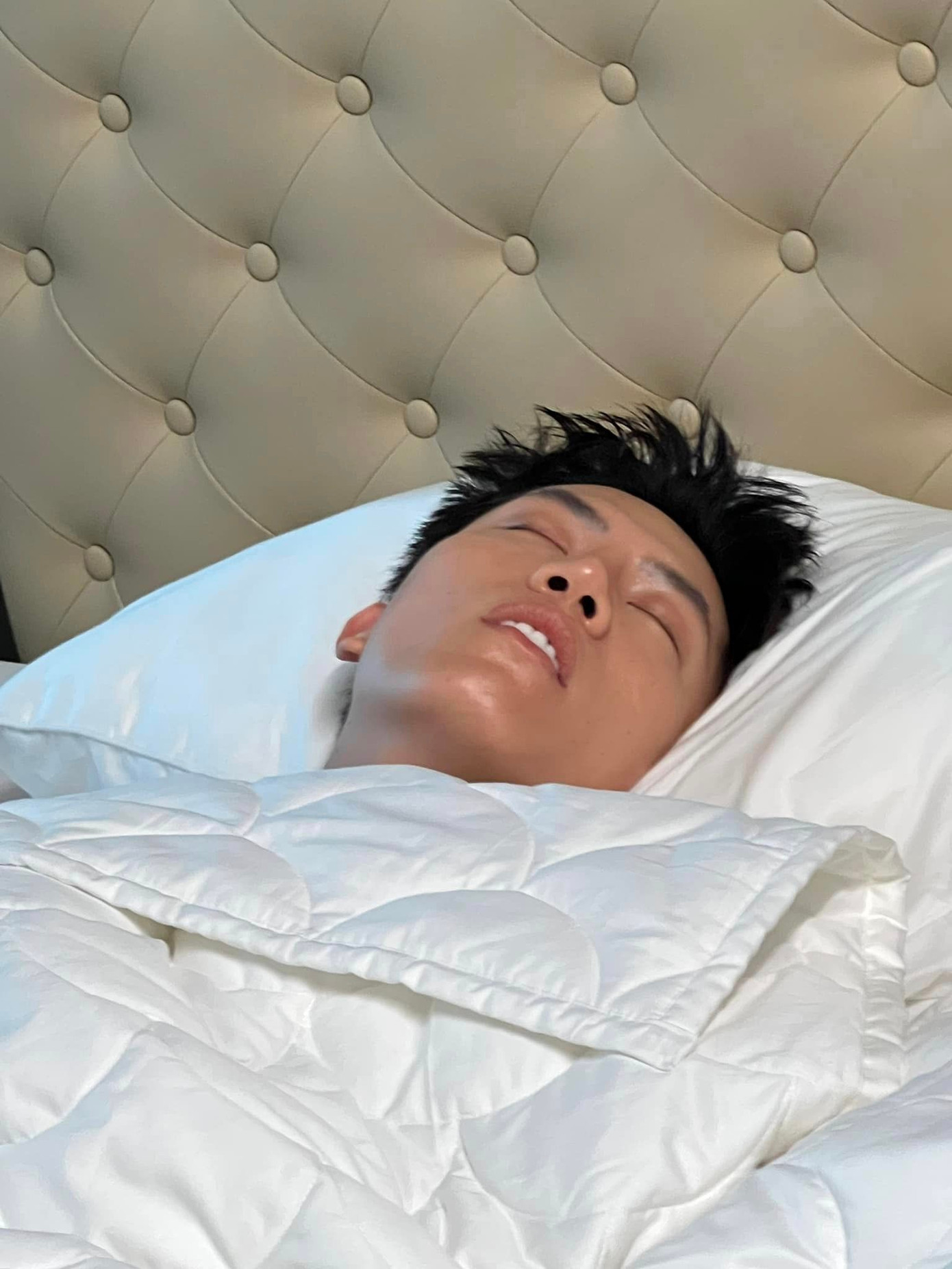 "Voi Bản Đôn" được Thái Ngân miêu tả có bộ răng trắng hơn cả ga giường.