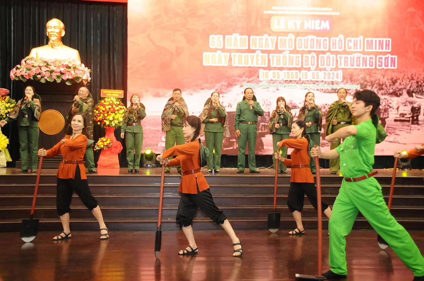 Đoàn Nghệ thuật Trường Sơn thành phố Hồ Chí Minh biểu diễn văn nghệ. Đoàn Nghệ thuật Trường Sơn thành phố Hồ Chí Minh biểu diễn văn nghệ.