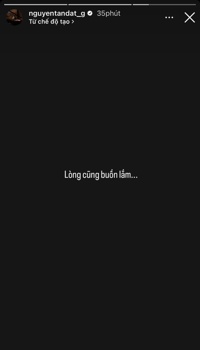 ... cùng với đó là dòng trạng thái đầy tâm trạng.