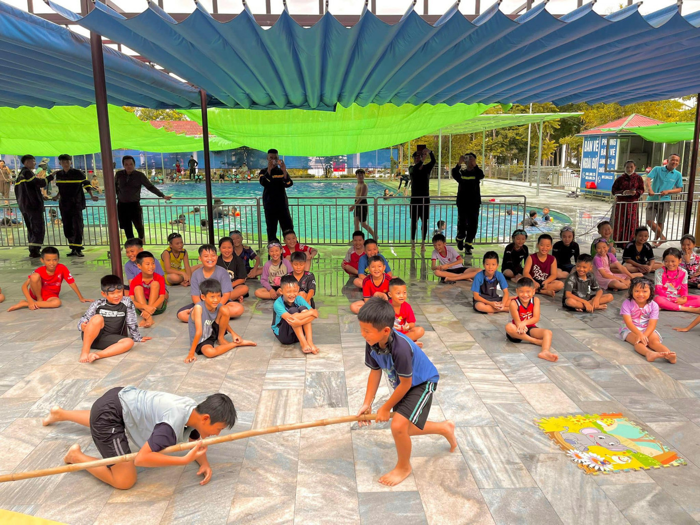 85 em học sinh trên địa bàn Thị trấn Phố Châu, huyện Hương Sơn tham gia tìm hiểu, rèn luyện kỹ năng cứu hộ khi gặp người bị nạn đuối nước. Ảnh: Tuổi trẻ Công an Hà Tĩnh 85 em học sinh trên địa bàn Thị trấn Phố Châu, huyện Hương Sơn tham gia tìm hiểu, rèn luyện kỹ năng cứu hộ khi gặp người bị nạn đuối nước. Ảnh: Tuổi trẻ Công an Hà Tĩnh