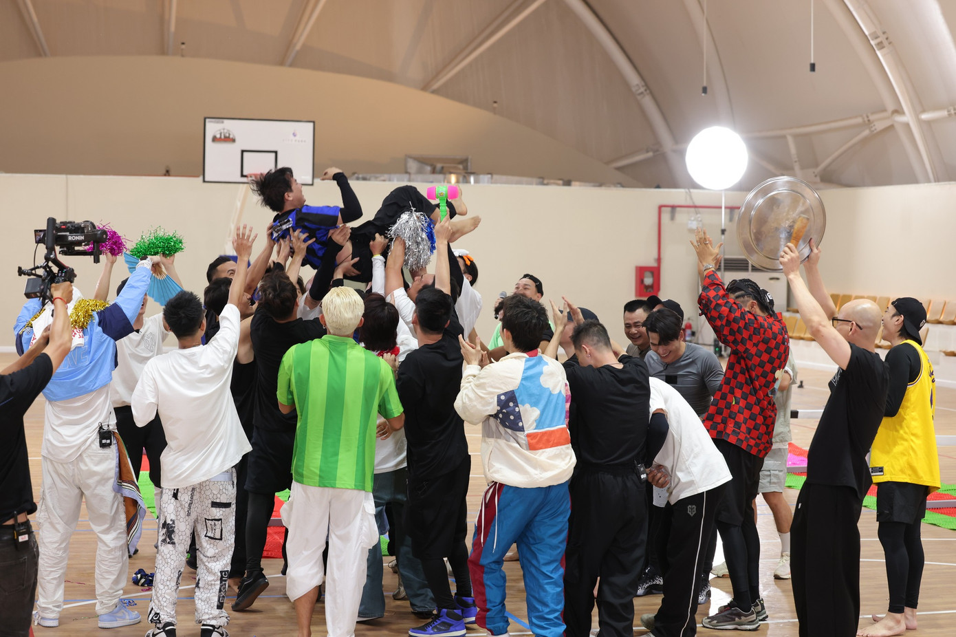 Độ gắn bó, thân thiết của các &quot;anh tài&quot; khiến netizen ngưỡng mộ.