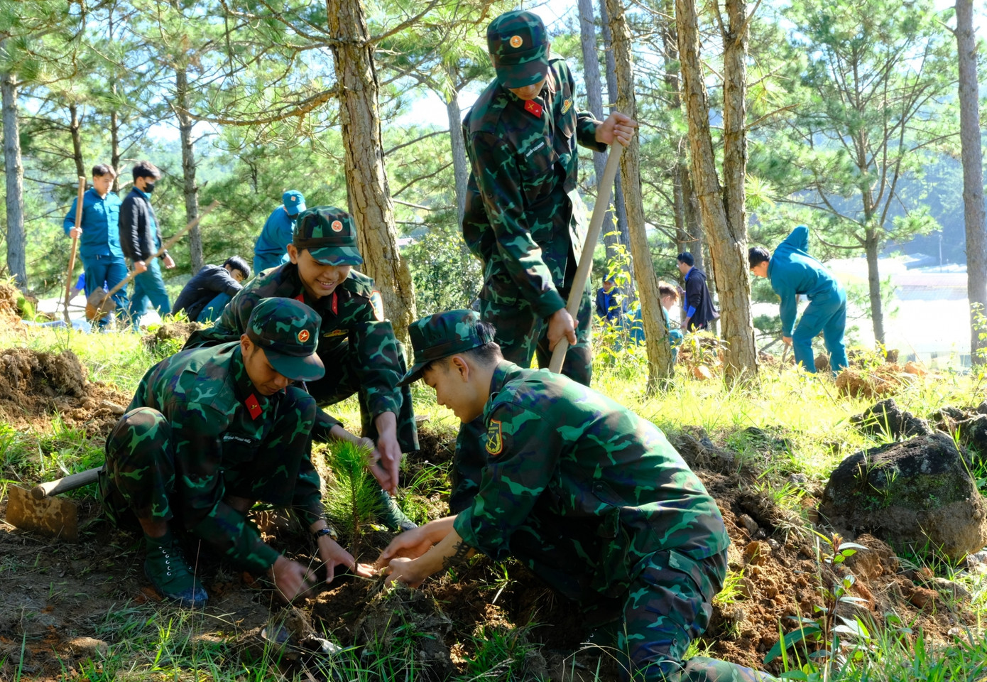 Đoàn viên, thanh niên thuộc lực lượng vũ trang tham gia trồng cây tại lễ phát động. Ảnh: Báo Lâm Đồng Online
