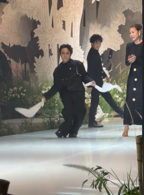 Huỳnh Lập mang "điệu múa khăn" huyền thoại khi đi ăn cưới của mình lên sân khấu. Huỳnh Lập mang "điệu múa khăn" huyền thoại khi đi ăn cưới của mình lên sân khấu.