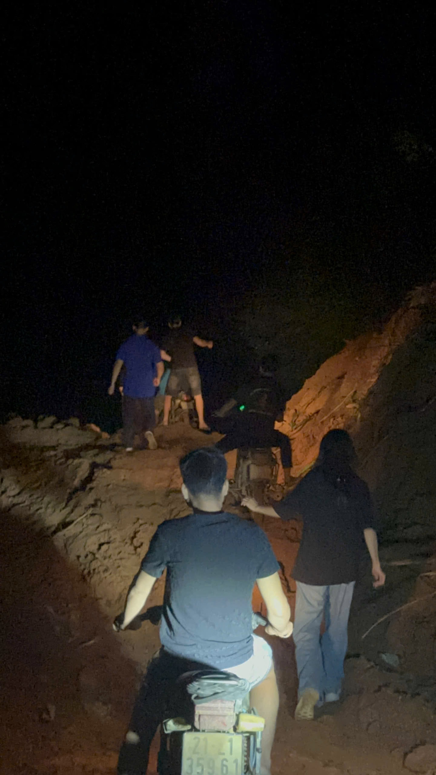 Dù đường đi di chuyển rất khó khăn, đoàn cứu trợ vẫn cố gắng "vượt chông gai" để hỗ trợ đồng bào sớm vượt qua khó khăn.