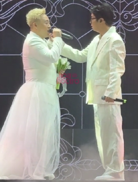 Khán giả không ngừng hú hét khi xem cảnh này trên sân khấu.