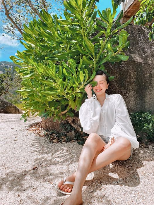 Bảo Thy tận hưởng kỳ nghỉ, chu đáo hỏi thăm khán giả: &quot;Nghỉ lễ đợt này cả nhà đi chơi kẹt xe mấy tiếng vậy?&quot;