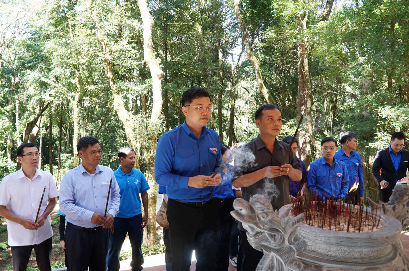 Đoàn đại biểu cùng toàn thể đoàn viên, thanh niên dâng hương tưởng nhớ các anh hùng, liệt sĩ đã hi sinh trong sự nghiệp giải phóng dân tộc. Ảnh: Báo KonTum Online.