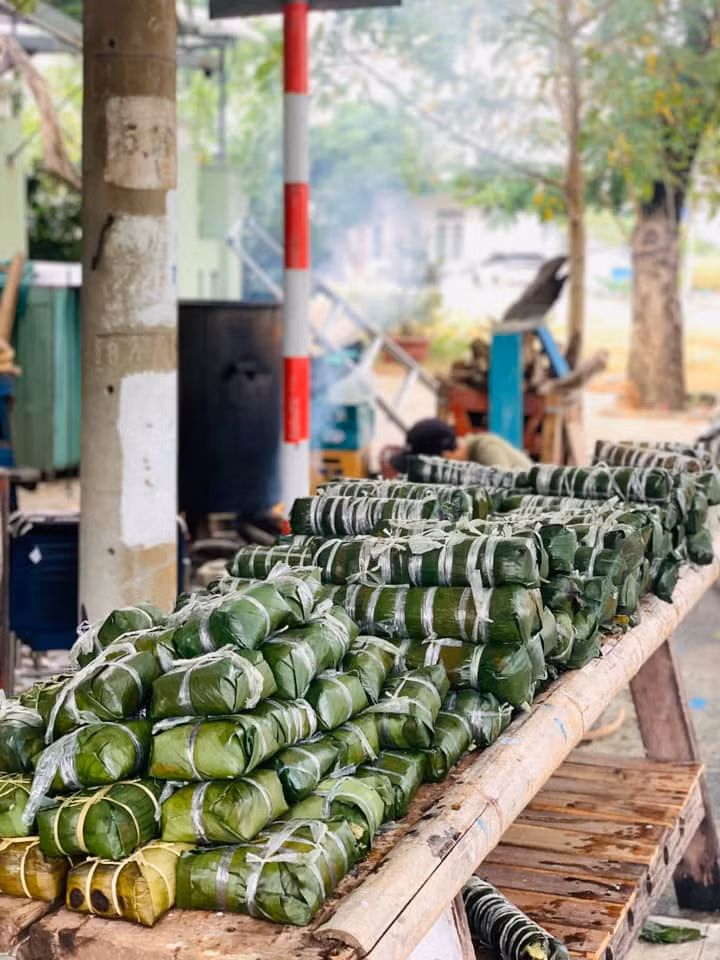 1.000 chiếc bánh nóng hổi sẽ nhanh chóng được đưa ra Bắc. Ảnh: Facebook Hồng Na
