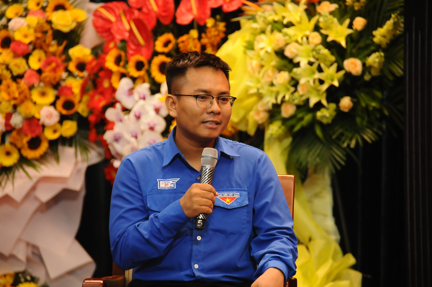 Đồng chí Nguyễn Linh Phong, đại diện cho thế hệ trẻ trả lời câu hỏi "Người trẻ cần phải làm gì để giữ gìn và phát huy những giá trị của huyền thoại Trường Sơn?". Đồng chí Nguyễn Linh Phong, đại diện cho thế hệ trẻ trả lời câu hỏi "Người trẻ cần phải làm gì để giữ gìn và phát huy những giá trị của huyền thoại Trường Sơn?".