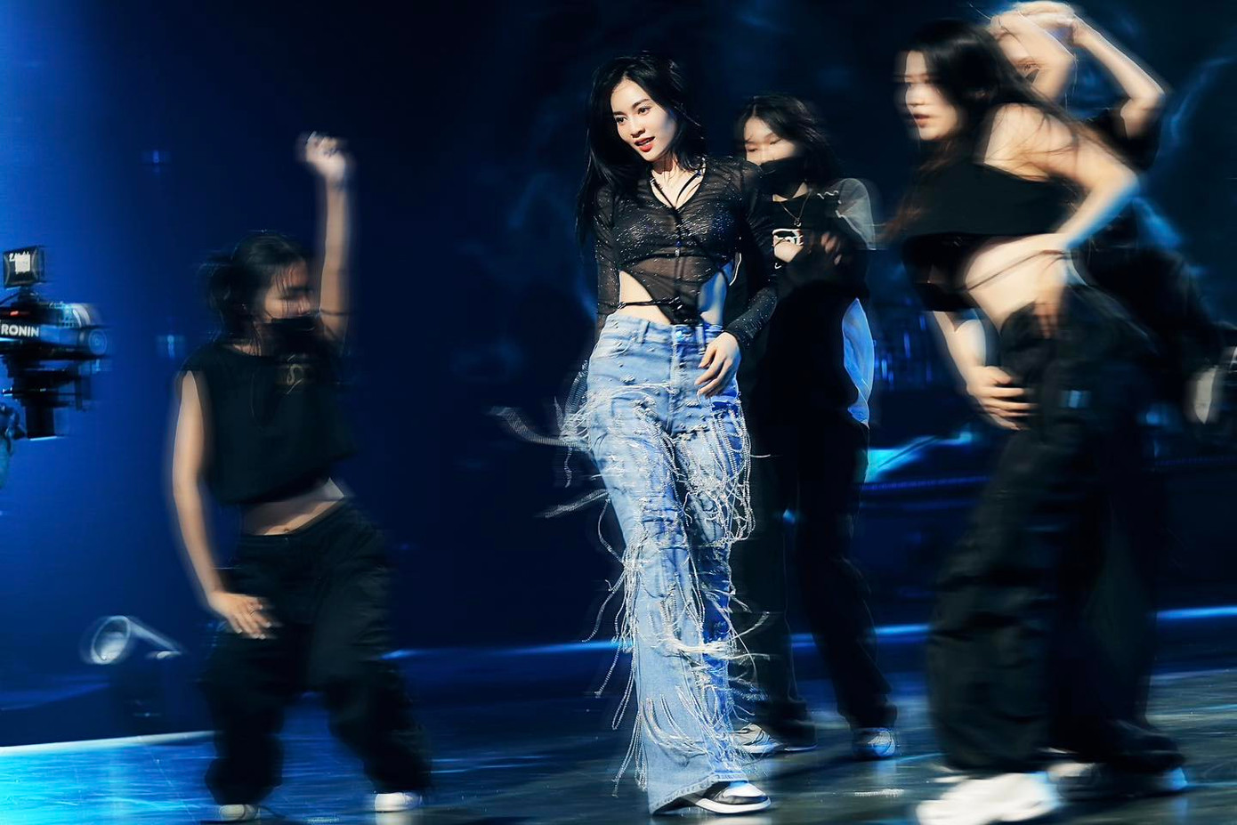 Lan Ngọc được khán giả nhận xét là chị đẹp đã có màn "đạp gió rẽ sóng" ấn tượng.